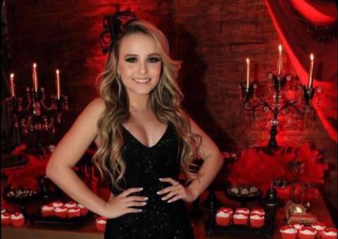 Larissa Manoela fala sobre silicone após polêmica: 'ficam cada vez  melhores'