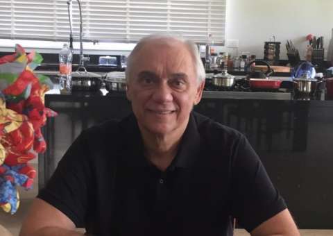 Marcelo Rezende posta primeira foto com namorada e se declara
