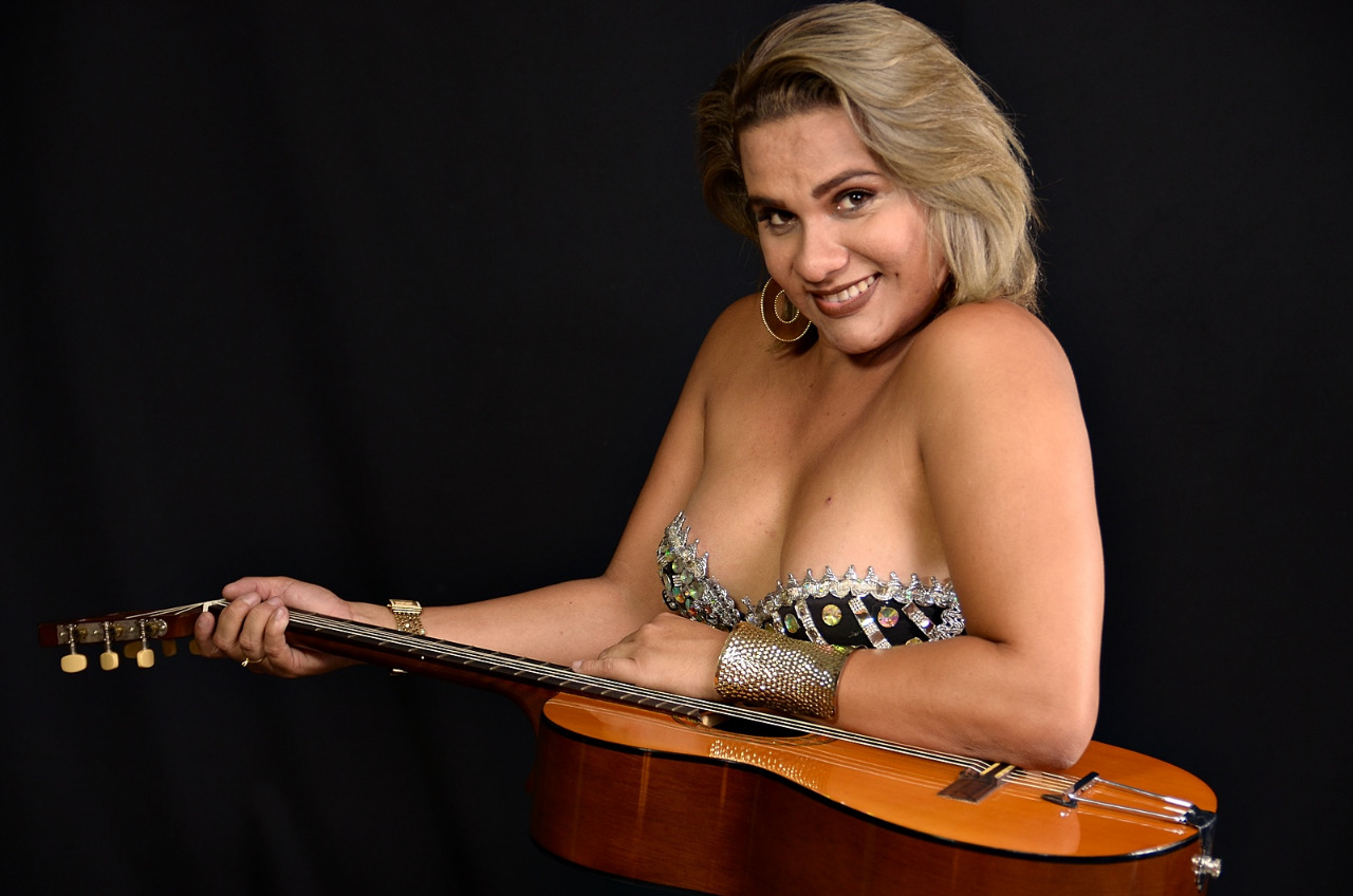 Balada e Sertanejo com DJ Layla Abreu e Melany Marinho fervem O Butiquim neste sábado