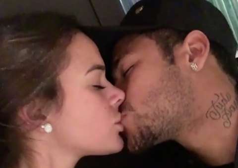 Chocados, fãs lamentam separação de Bruna Marquezine e Neymar na web