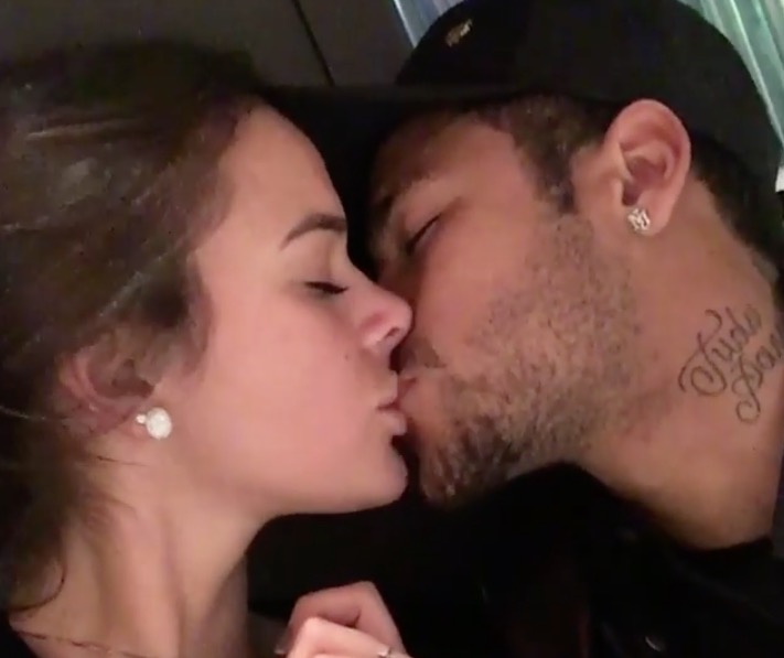 Chocados, fãs lamentam separação de Bruna Marquezine e Neymar na web
