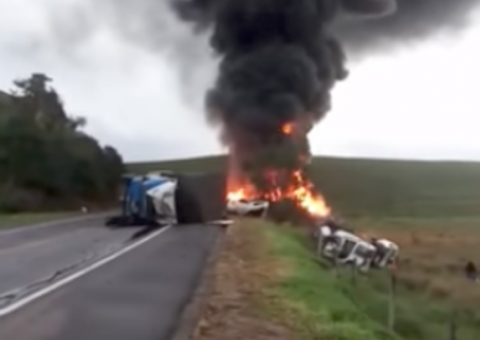 Grave acidente envolvendo ônibus, carreta e ambulâncias deixa 21 mortos no ES