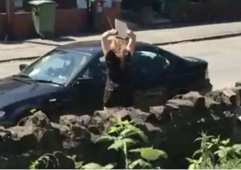 Mulher usa pedra para se vingar de namorado após traição 