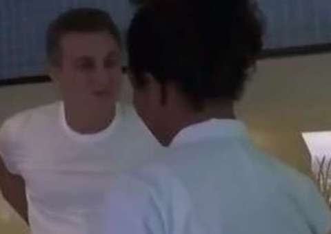  Luciano Huck fica com 'volume generoso' após receber massagem e causa na internet