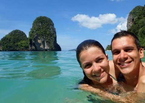 Casal troca festa de casamento por viagens internacionais