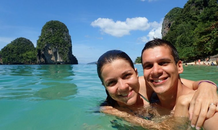 Casal troca festa de casamento por viagens internacionais