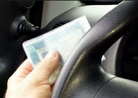 Câmara aprova fim de multa para motorista que esquecer habilitação