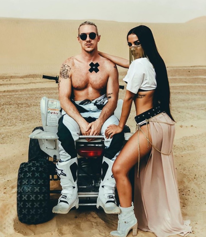 À la Feiticeira, Anitta aparece empinada no deserto com DJ Diplo