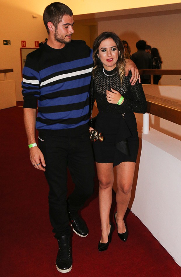 Assumidos, Tatá Werneck e Rafael Vitti aparecem pela 1ª vez juntos em evento