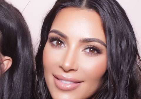 Em 2 horas, Kim Kardashian esgota produtos de maquiagem e fatura R$ 50 milhões
