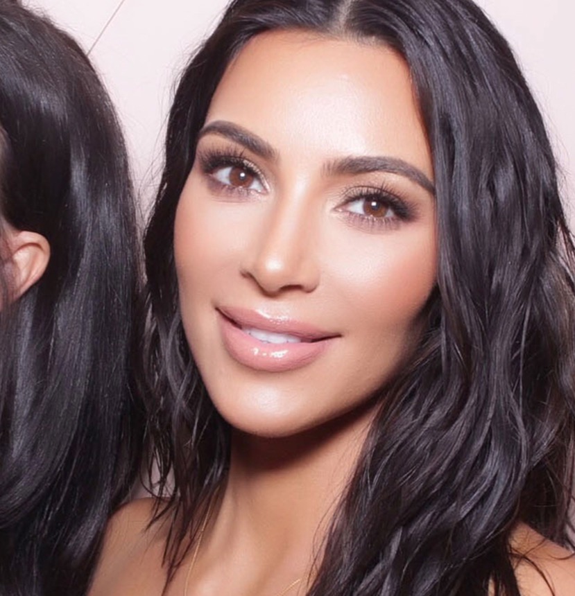 Em 2 horas, Kim Kardashian esgota produtos de maquiagem e fatura R$ 50 milhões