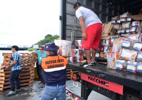 Defesa Civil leva 113 toneladas em itens de ajuda humanitária para calha do Solimões
