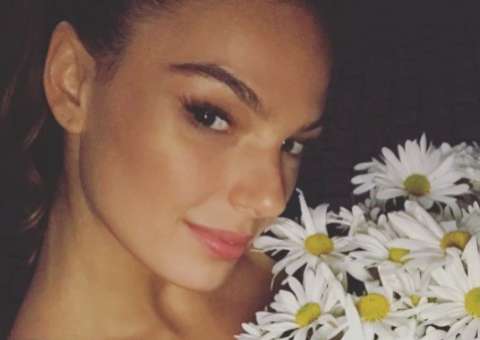 Ísis Valverde leva bronca do Detran após foto com namorado em carro