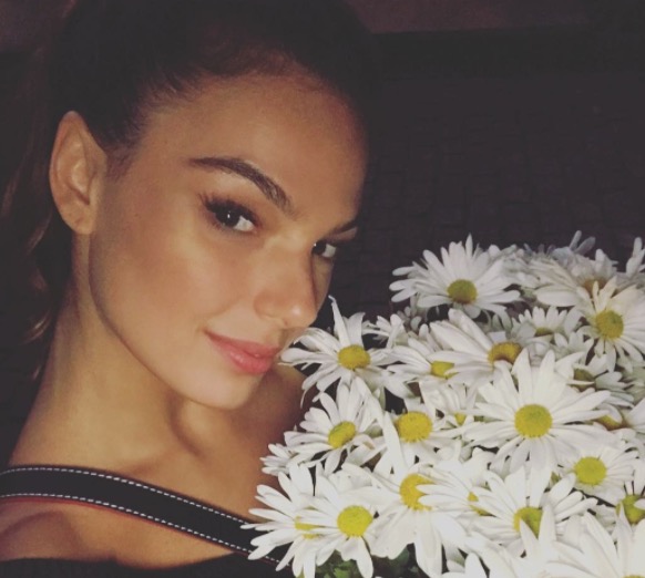 Ísis Valverde leva bronca do Detran após foto com namorado em carro