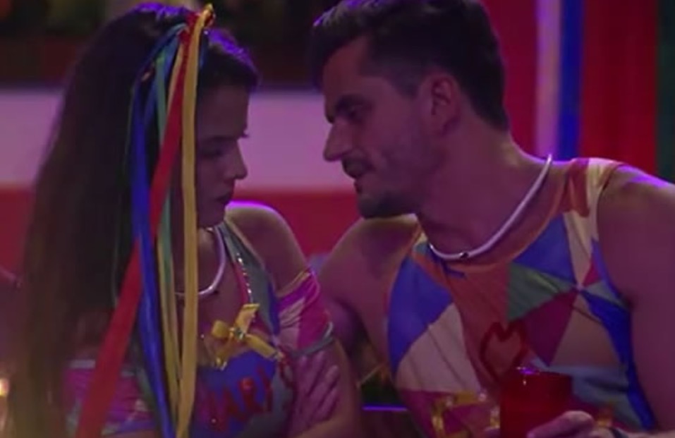 Ex-BBB Marcos vende abadá com nome de Emilly por bolada em leilão