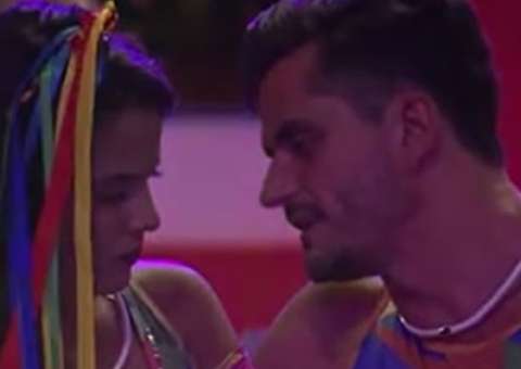 Ex-BBB Marcos vende abadá com nome de Emilly por bolada em leilão