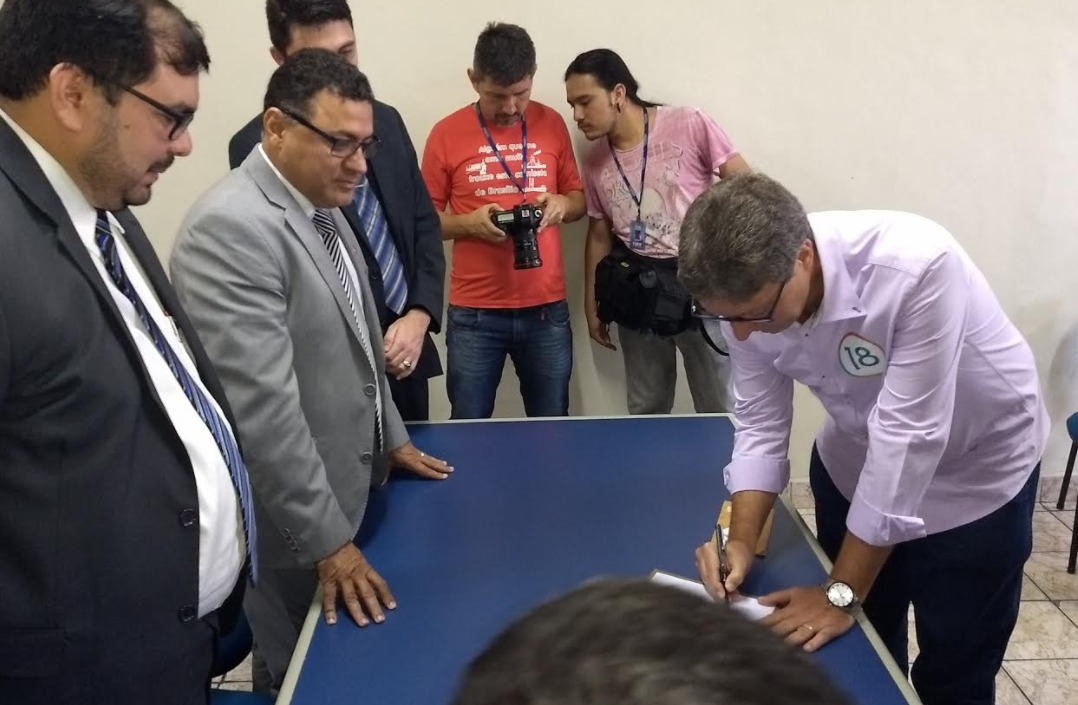 Luiz Castro e João Tayah assinam Compromisso contra o Caixa 2 durante campanha