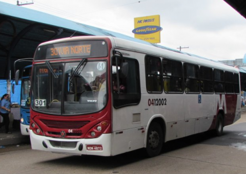 Homem é preso suspeito de assaltar ônibus e depois fazer taxista refém em Manaus