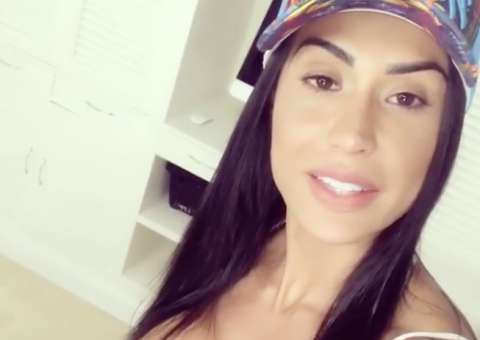 De bumbum para cima, Gracyanne Barbosa sensualiza em praia e fãs piram