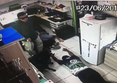 Casal rende funcionários e faz a limpa em assistência técnica de Manaus. Vídeo