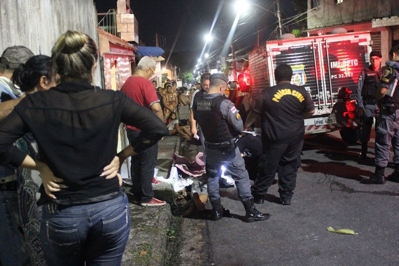 Armado com fuzil e escopeta, grupo misterioso executa homem em rua de Manaus