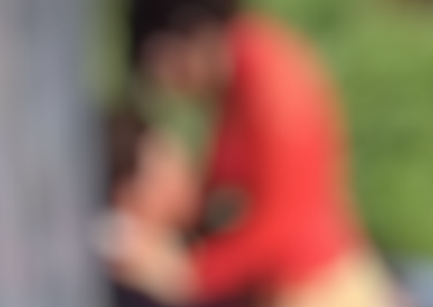 No meio do mato, casal é flagrado fazendo sexo em plena luz do dia 