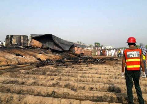 Explosão de caminhão-tanque no Paquistão deixa mais de 130 mortos