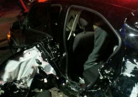 Carros se chocam e jovem fica preso às ferragens em avenida de Manaus