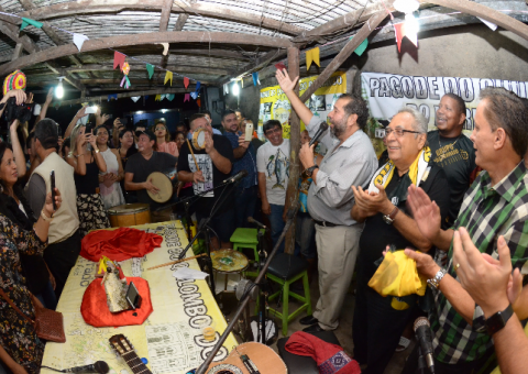 Amazonino Mendes é recebido com homenagem na Comunidade do Barranco