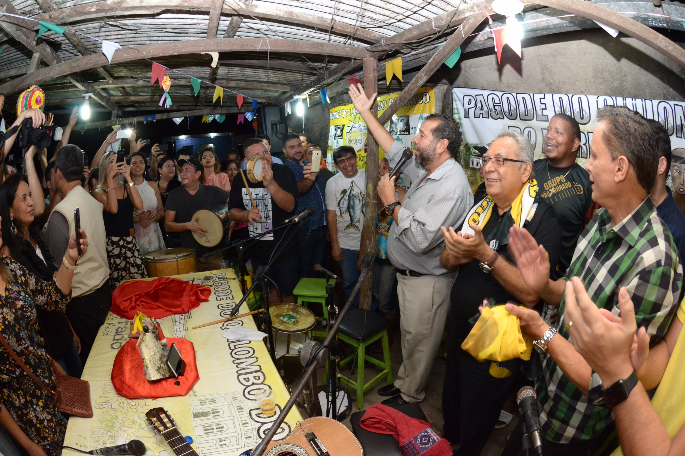 Amazonino Mendes é recebido com homenagem na Comunidade do Barranco