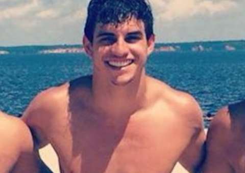 Em Manaus, ex-bbb Manoel curte praia da Ponta Negra e arranca elogios de mulherada