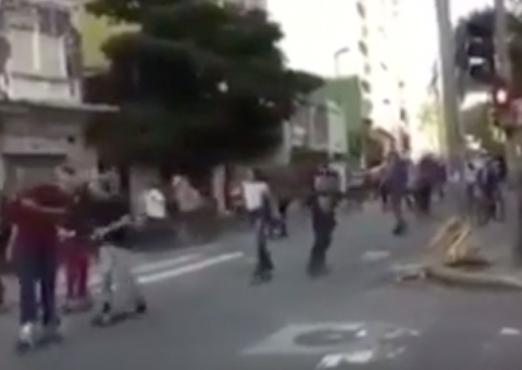 Vídeo: Na contramão, carro atropela grupo de skatistas e arrasta jovens pela rua