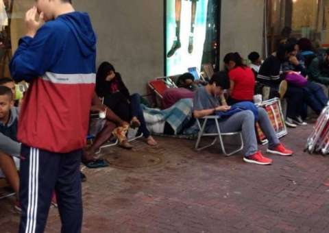 Jovens formam fila e dormem na frente de loja para comprar tênis de R$ 1,2 mil