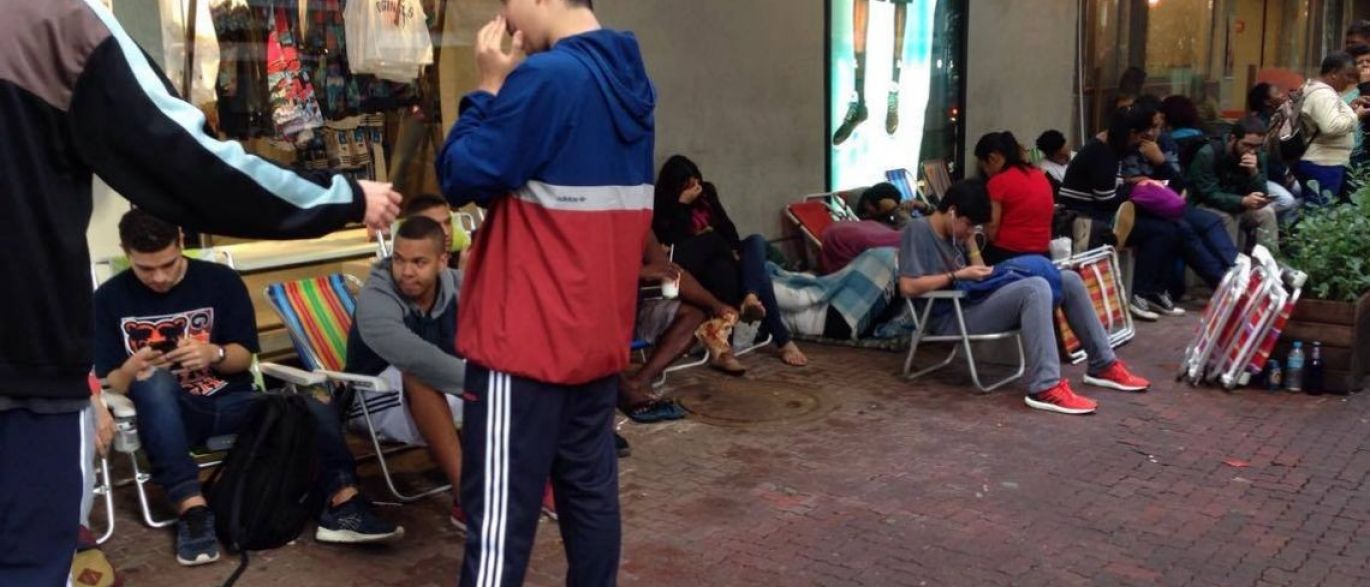 Jovens formam fila e dormem na frente de loja para comprar tênis de R$ 1,2 mil