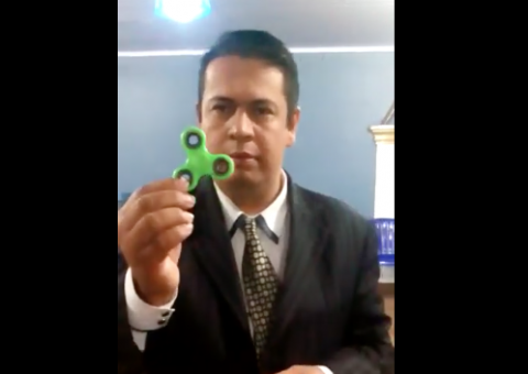 Vídeo: Pastor causa polêmica ao afirmar que 'spinner' é um brinquedo satânico; Veja