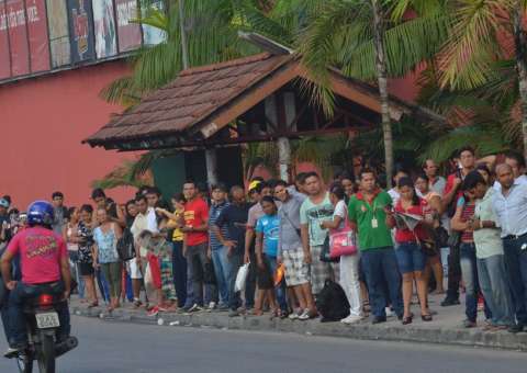 Greve geral de ônibus deixa 800 mil pessoas sem transporte em Manaus