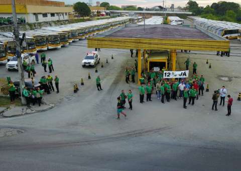 Rodoviários exigem aumento de 12% e prometem continuar greve por tempo indeterminado
