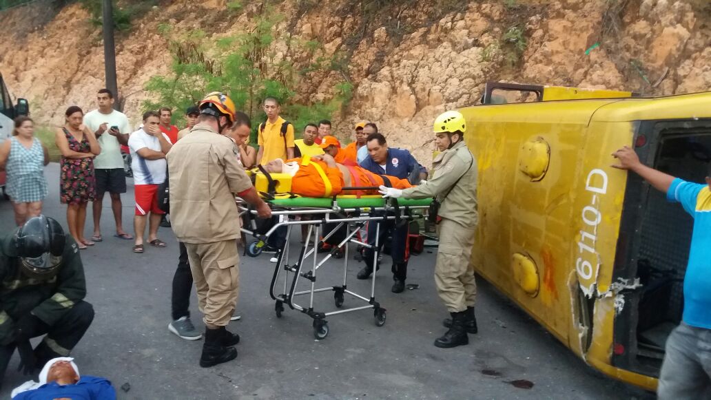 Colisão entre ônibus e micro-ônibus deixa três feridos em Manaus
