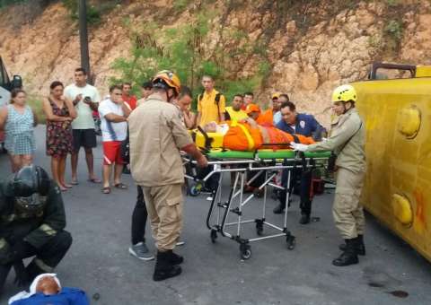 Colisão entre ônibus e micro-ônibus deixa três feridos em Manaus