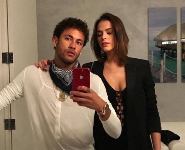 Bruna Marquezine apaga fotos com Neymar e os dois deixam de ser seguir nas redes sociais