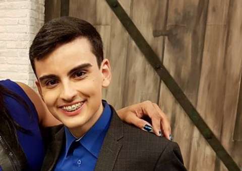 Bêbado e pelado, Dudu Camargo se esfrega em mulher nua e vira piada na web