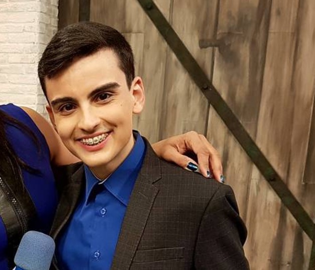 Bêbado e pelado, Dudu Camargo se esfrega em mulher nua e vira piada na web