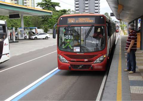 Ônibus voltam a circular, mas ameaça de greve continua para esta terça-feira