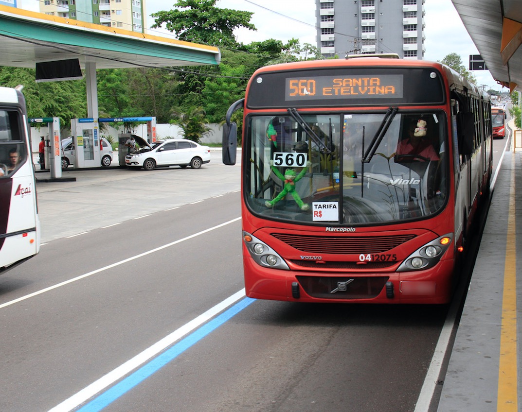 Ônibus voltam a circular, mas ameaça de greve continua para esta terça-feira