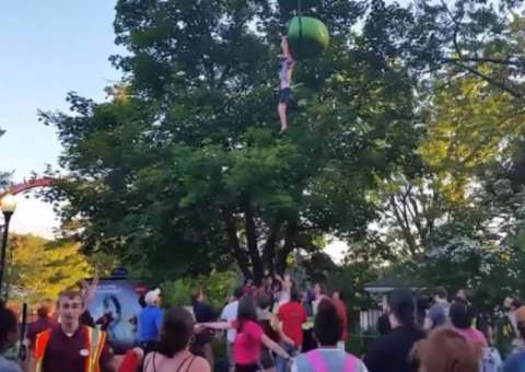 Garota de 14 anos é salva após cair de teleférico em parque de diversões 