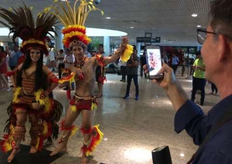 Turistas e passageiros são recebidos com toadas no aeroporto de Manaus