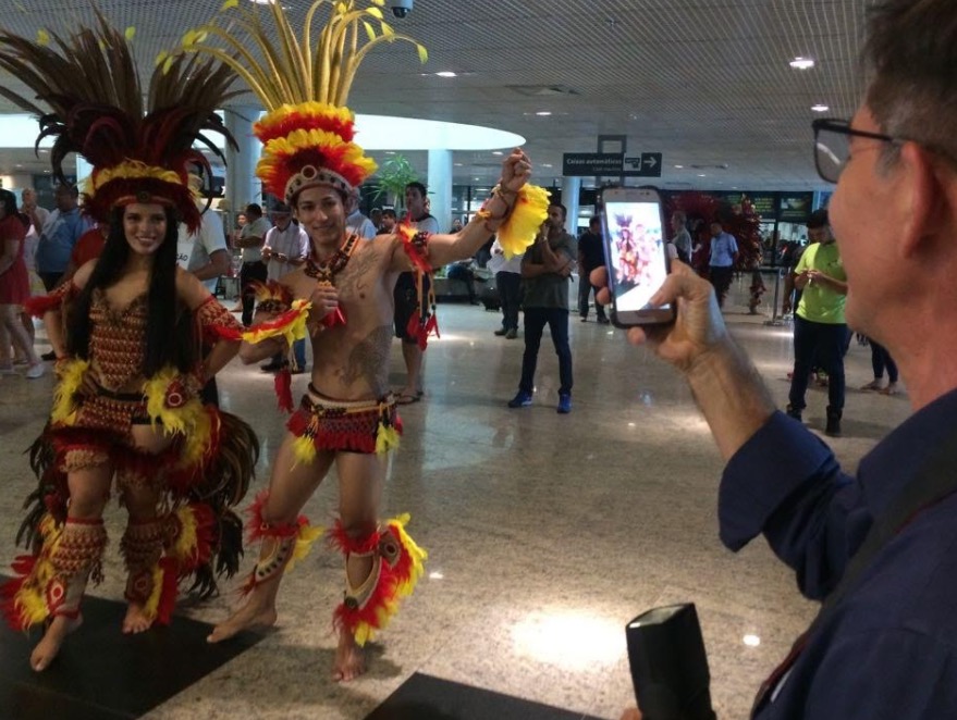 Turistas e passageiros são recebidos com toadas no aeroporto de Manaus