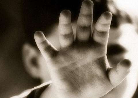 Cinco crianças são achadas trancadas e com fome em Manaus