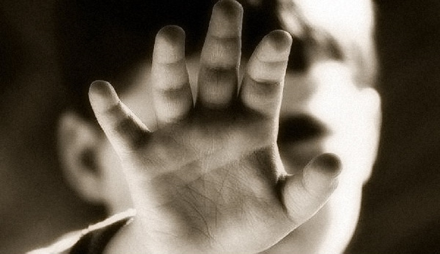 Cinco crianças são achadas trancadas e com fome em Manaus