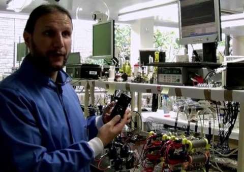 Nova tecnologia permite carregar o celular com a urina